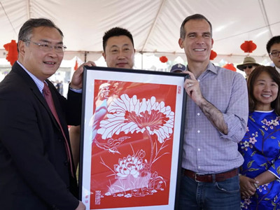 荷花剪紙展示。