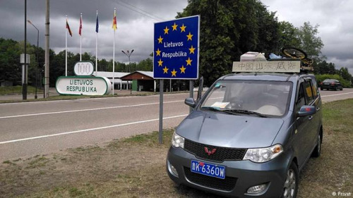 汽車頂架上綁著兩輛自行車，每到城市里就可以騎著單車出行（來源：德國之聲中文網(wǎng)）