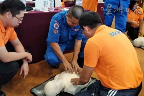 每名隊員都必須學(xué)習(xí)急救的基本教學(xué)。（馬來西亞《星洲日報》）