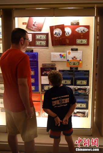 由美國財(cái)政部造幣和印鈔局日前推出的熊貓“吉利錢”將從本月17日起全面向公眾發(fā)售。當(dāng)?shù)貢r(shí)間16日，該產(chǎn)品被擺放至該機(jī)構(gòu)游客中心內(nèi)的顯著位置，吸引游客駐足觀看。 刁海洋 攝