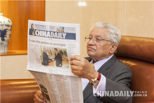 巴塔查雅勛爵閱讀《中國(guó)日?qǐng)?bào)》。（圖片來(lái)源：中國(guó)日?qǐng)?bào) 趙欣/攝）