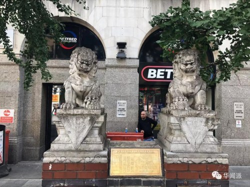 正對牌坊的兩座石獅子（英國《華聞周刊》微信公號）