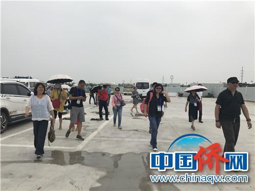 海外華文媒體代表進(jìn)入雄安新區(qū)。 周欣媛 攝