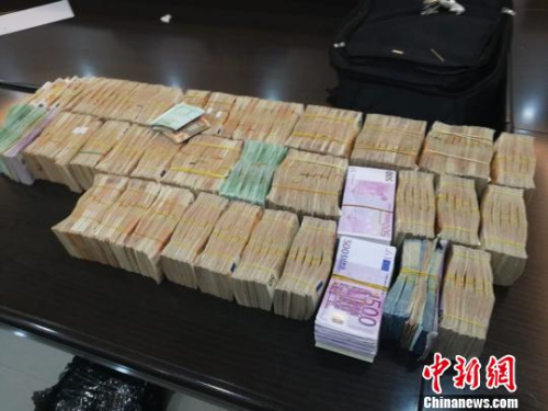 涉案金額累計高達(dá)200億元人民幣的非法買賣外匯團(tuán)伙被成功摧毀 齊黎軍 攝