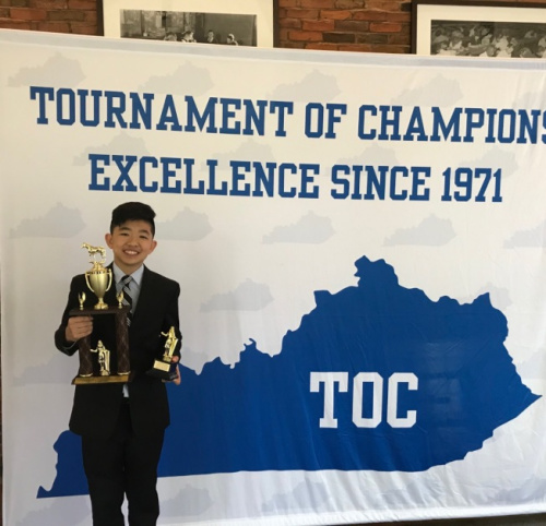 鉆石吧14歲的張安潤(rùn)喜獲全國(guó)中學(xué)生辯論賽季軍，打算利用暑假更上層樓。(美國(guó)《世界日?qǐng)?bào)》/家長(zhǎng)提供)