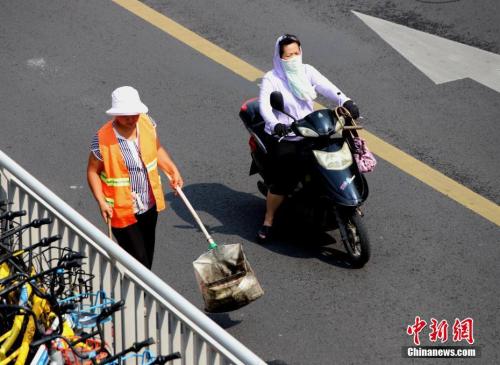 7月17日，河南鄭州熱浪滾滾，高溫下工作的環(huán)衛(wèi)工人。<a target='_blank' >中新社</a>記者 王中舉 攝