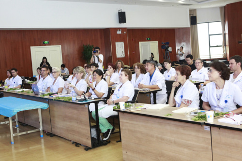 聽(tīng)講座。