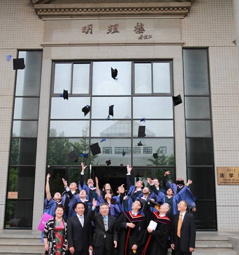 畢業(yè)典禮后興奮的學(xué)員們 畢業(yè)典禮后興奮的學(xué)員們