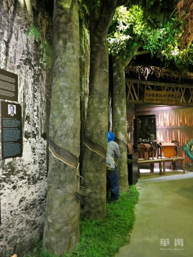 橡膠在19世紀(jì)末被引入馬來西亞，華人首先嘗試大量種植與收割，繼而迅速得到全國(guó)各地響應(yīng)，讓馬來西亞成為當(dāng)時(shí)全球最大的橡膠出口國(guó)。