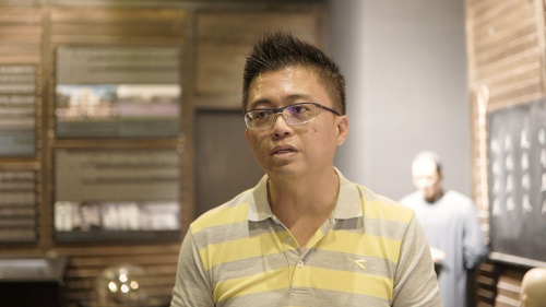 　參觀者，當(dāng)?shù)馗咝Ｖv師李紹倫。(圖片來自華輿 視頻截圖)