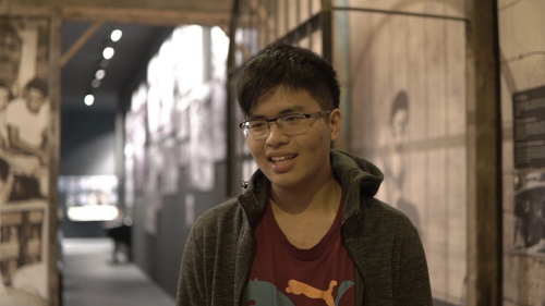 參觀者，在當(dāng)?shù)刂袑W(xué)就讀的學(xué)生李萬誠(chéng)。(圖片來自華輿 視頻截圖)