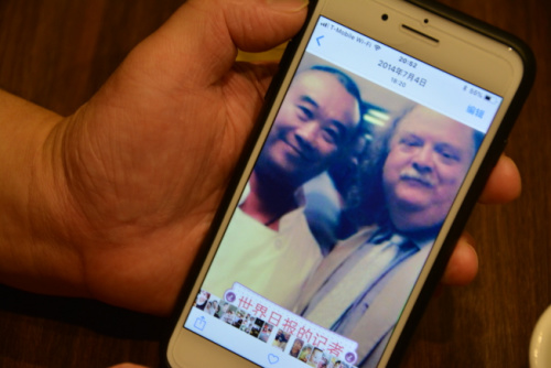 五師傅向記者展示與Jonathan的合照，他將Jonathan稱為知音。(美國《世界日報》／王千惠 攝)