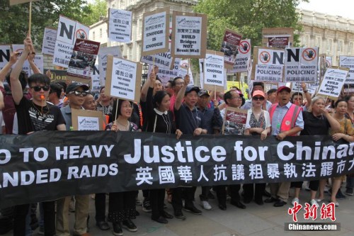 7月24日，倫敦市中心著名的唐人街中餐館、超市、商鋪等170多個華人商家集體罷市，上千華人沿街游行，抗議英國移民局粗暴執(zhí)法。這是倫敦華人社會歷史上最大規(guī)模的罷市游行。圖為游行隊伍在唐寧街示威抗議。 <a target='_blank' >中新社</a>記者 張平 攝