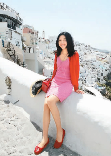 　詹飛菲認(rèn)為，語(yǔ)言障礙是所有留學(xué)生都會(huì)遇到的問(wèn)題，而學(xué)習(xí)語(yǔ)言沒(méi)有捷徑可走，只能多說(shuō)多練。她建議學(xué)子應(yīng)走出課本和考試，多跟周圍人交流，了解真實(shí)語(yǔ)言環(huán)境下英語(yǔ)是如何使用的。圖為今年4月，她在希臘圣托里尼旅游。