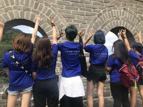 選手們的背影。