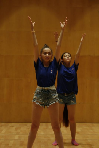 正在跳舞的選手們。