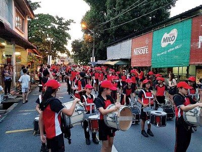 培德銅樂隊，是1983年，由當(dāng)年家協(xié)主席陳文彬（圖3左）成立。