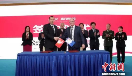 圖為四川航空與奧克蘭機場簽訂成都直飛奧克蘭航線協(xié)議 高昂 攝 圖為四川航空與奧克蘭機場簽訂成都直飛奧克蘭航線協(xié)議 高昂 攝
