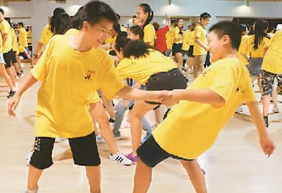 營員和中國學(xué)生在交流課上