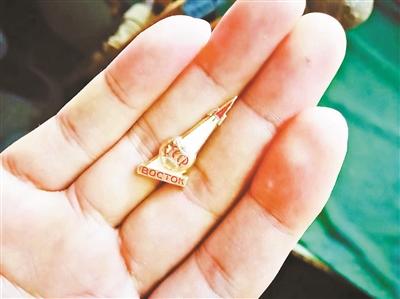 段春秀至今保存著“柳霞”當(dāng)年送她的紀(jì)念章