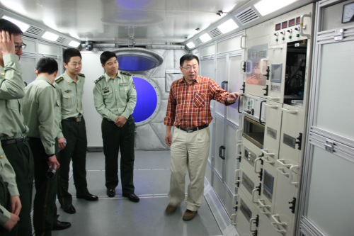 鄧玉林給學(xué)生講解模擬太空艙。圖片由受訪者提供