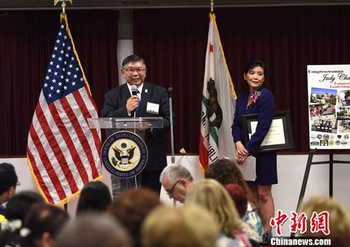第九屆國會領(lǐng)導(dǎo)力獎頒獎禮7月28日在美國加利福尼亞州洛杉磯圣蓋博谷舉行。美國國會眾議員趙美心（Judy Chu）（圖右）向阿罕布拉市市議員沈時康(Stephen Sham)（圖中講話者）頒發(fā)年度企業(yè)家獎。<a target='_blank' >中新社</a>記者 張朔 攝
