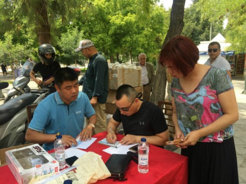 7月25日，希臘華人募捐現(xiàn)場。(圖片來源：歐洲時報通訊員蘇珊娜 攝)