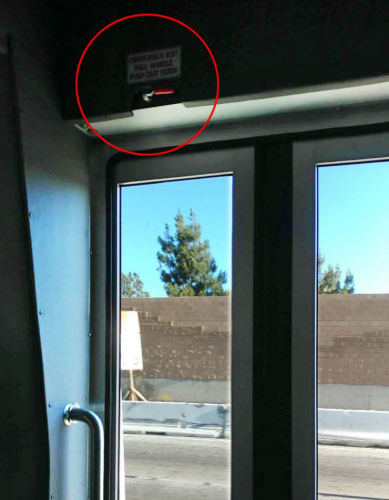 楊導(dǎo)游指出，每個(gè)巴士門附近都一個(gè)緊急開門裝置，學(xué)生團(tuán)需要了解這方面的安全知識(shí)。(美國(guó)《僑報(bào)》楊導(dǎo)游提供圖)