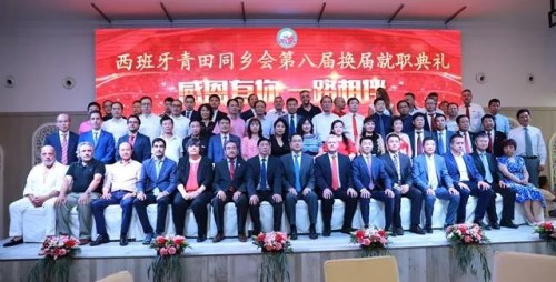 出席典禮的主要嘉賓合影留念。