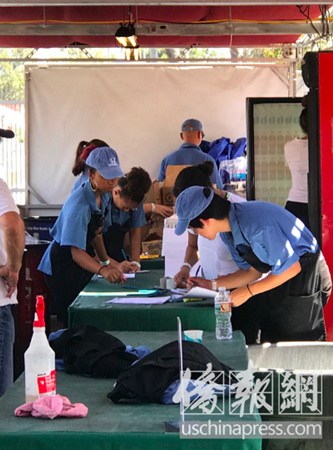 這所亞裔為主的學(xué)校有一支非常棒的舞蹈隊(duì)，拿過若干次全國高中聯(lián)賽的冠軍。不過因?yàn)橛?xùn)練時(shí)間偏長，且需要家長孩子一起，穿上工作服，參加“玫瑰碗”賽事的志愿者售賣活動(dòng)，家長普遍認(rèn)為浪費(fèi)時(shí)間，能取得家庭支持參加的孩子很少。（美國《僑報(bào)》/章寧 攝）