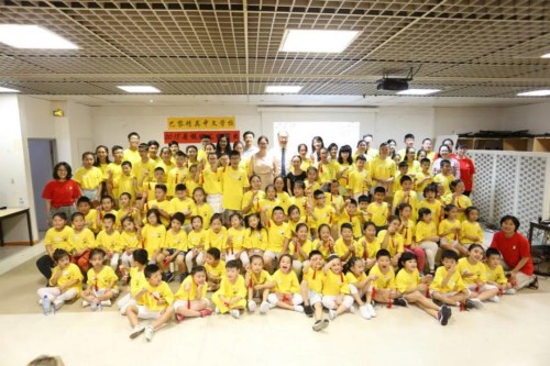 楊進公參與參加匯演的學生、教師等合影。