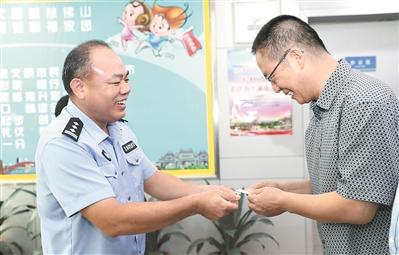 英國籍高層次人才王曉東博士領(lǐng)到“中國綠卡”。