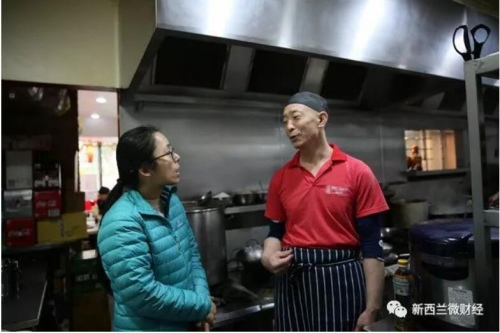 記者采訪徐師傅(圖片來源:新西蘭天維網(wǎng)) 記者采訪徐師傅(圖片來源:新西蘭天維網(wǎng))