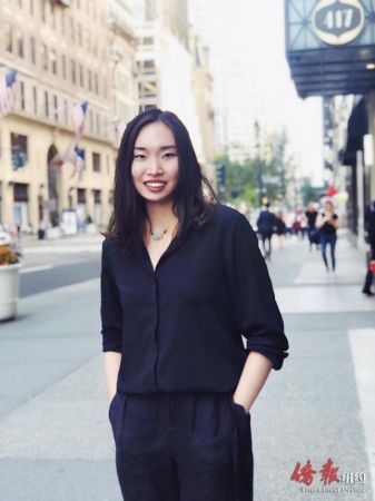 圖為張心怡在紐約街頭。（美國(guó)《僑報(bào)》）