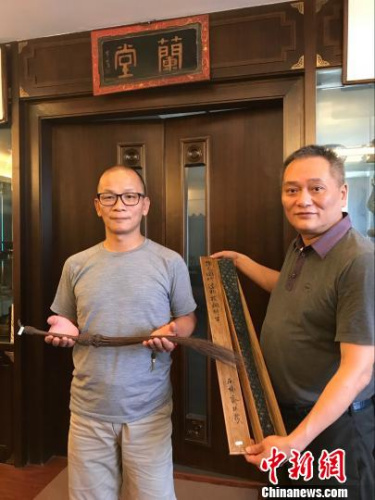 黃國梁(左)購得黃檗文物隱元拂塵回歸家鄉(xiāng)。　鄭松波 攝