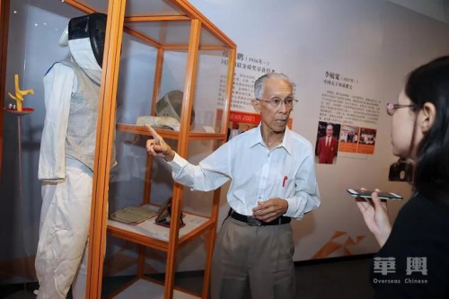 陶金漢，擊劍運動員，擊劍國際級裁判員，印度尼西亞歸國華僑。1966年取得中國擊劍史上第一枚“金牌”(第一屆亞洲新興力量運動會佩劍個人冠軍)，1974年成為中國第一名國際擊劍裁判員。圖為“中國第一代擊劍人”陶金漢接受華輿專訪。