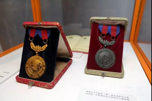 　現(xiàn)場展出陶金漢1966年參加“第一屆亞洲新興力量運動會”中獲得的男子佩劍個人賽金牌和男子花劍個人賽銅牌。