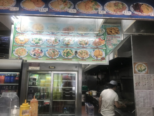  為避免外族裔搶劫，一些商家甚至裝上防彈玻璃。(美國《世界日報》記者牟蘭 攝)