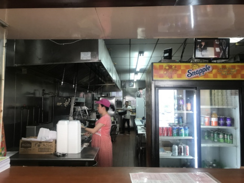 潘云霞頂著孕肚、冒著酷熱在餐館工作。(美國《世界日報》記者牟蘭 攝)