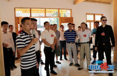 與會人員參觀廖俊波同志先進事跡教學(xué)點?！￡愐?攝