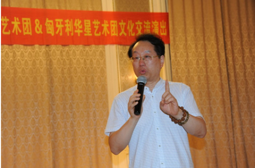 格華美河南電視臺(tái)少兒藝術(shù)團(tuán)藝術(shù)總監(jiān)張蔚為詩(shī)朗誦《我驕傲，我是中國(guó)娃》所觸動(dòng)。(圖片來(lái)源：匈牙利歐洲華通社)