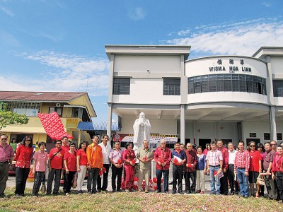 校友回饋母校，送孔像給學(xué)校。(圖片來源：馬來西亞光華網(wǎng) 梁麗萍/攝)