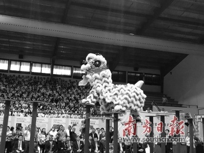 廣州花都醒獅表演走進(jìn)巴拿馬城中巴文化中心。