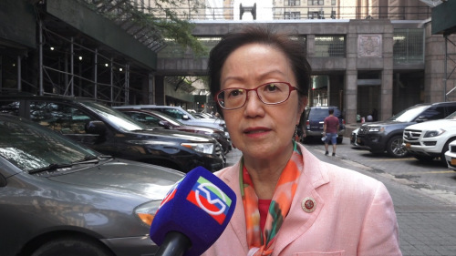 紐約市議員陳倩雯接受美國中文網(wǎng)記者王依依采訪，她的背后就是白街125號曼哈頓拘留中心。（美國中文網(wǎng)）