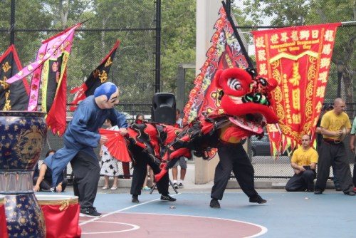 國際余志偉洪拳國術(shù)總館的舞獅表演。（圖片來源：美國《世界日報(bào)》 記者張?bào)蓿瘮z）