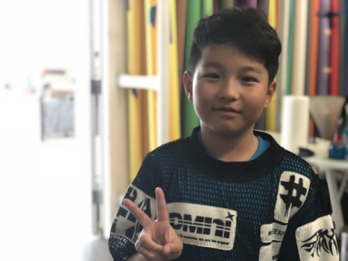 今年十歲的張家赫已經(jīng)是戲齡三年的“小戲骨”了。（圖片來(lái)源：美國(guó)《世界日?qǐng)?bào)》 王千惠／攝）