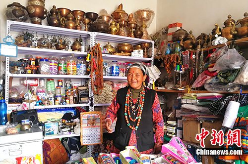 圖為今年57歲的尼泊爾商人贊達(dá)熱·瓦迪在邊貿(mào)市場內(nèi)的店鋪里做生意。<a target='_blank' >中新社</a>記者 趙延 攝