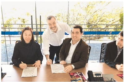 圖為近日，方激(左一)與巴西一所大學(xué)簽署科技合作備忘錄。 　　照片由方激本人提供