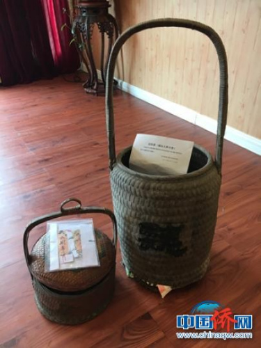 圖為運輸僑批的市籃 段曉紅 攝 圖為運輸僑批的市籃 段曉紅 攝