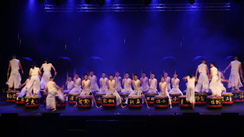 芙蓉中華中學(xué)的鼓手展現(xiàn)強(qiáng)勁力量。（馬來西亞《星洲日報(bào)》）